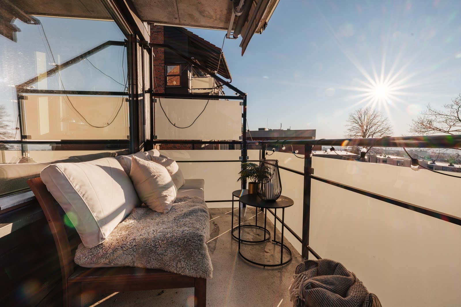 Fra stuen er det utgang til en sydvestvendt balkong på 6 m² med plass til en hyggelig sittegruppe og svært gode solforhold Galleribilde