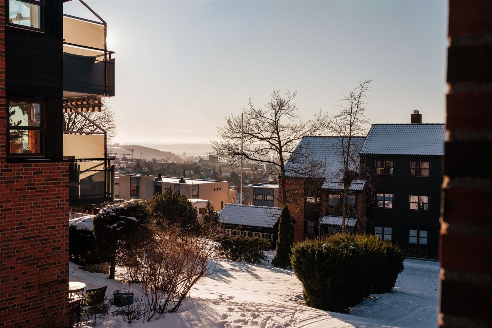 Utsikt over de grønne og rolige fellesområdene også fra soverommet Galleribilde