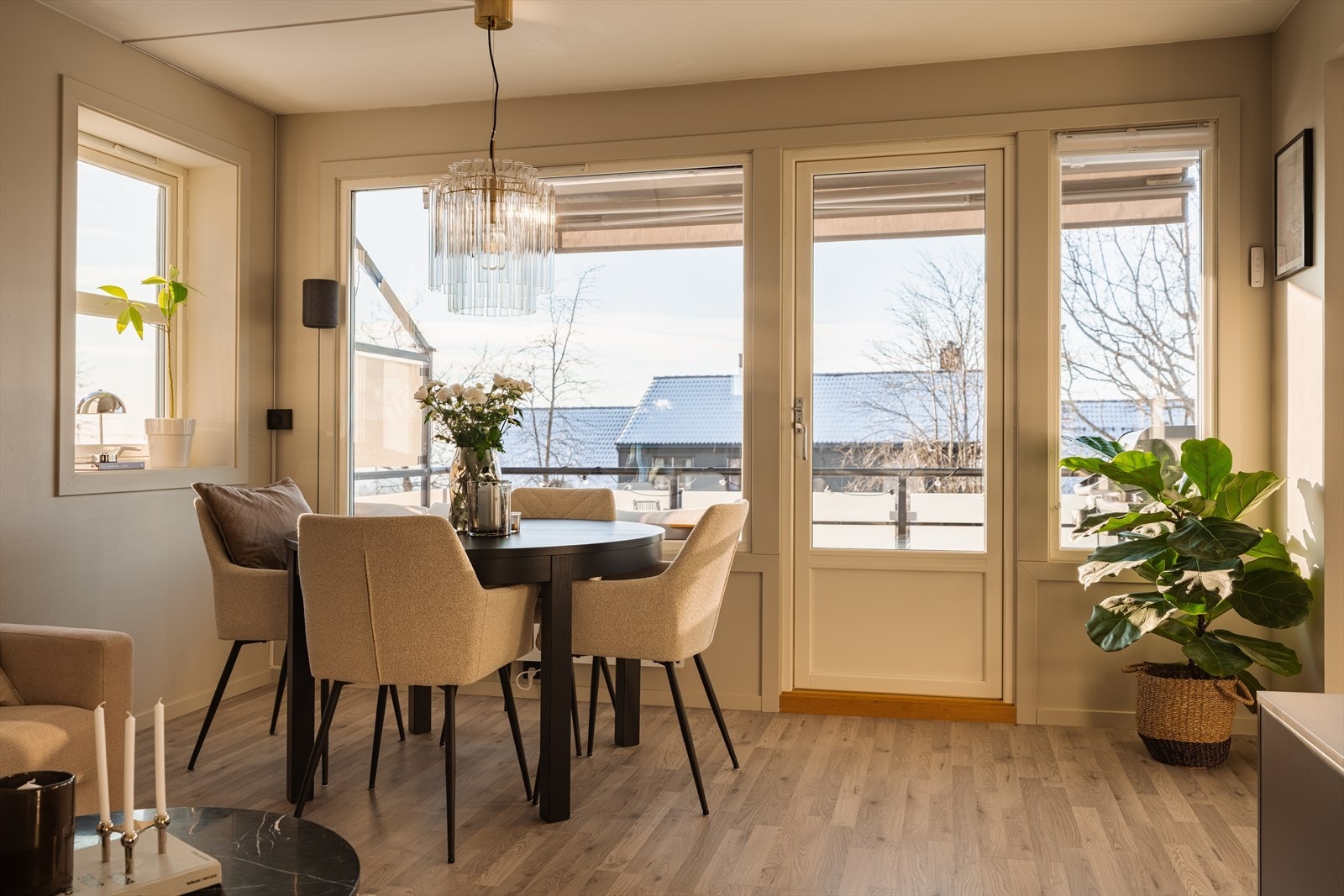 Spiseplassen er naturlig plassert ved de store vindusflatene som slipper inn rikelig med dagslys. Galleribilde