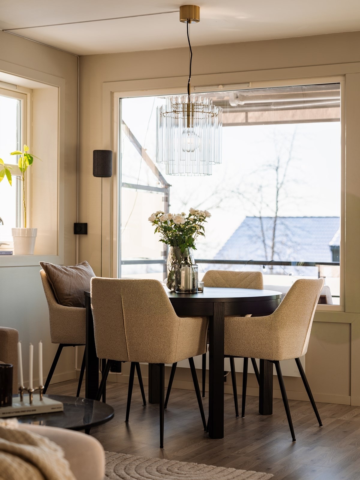 De nye lampene i stuen ble installert i 2021/2022 og gir god belysning. Galleribilde