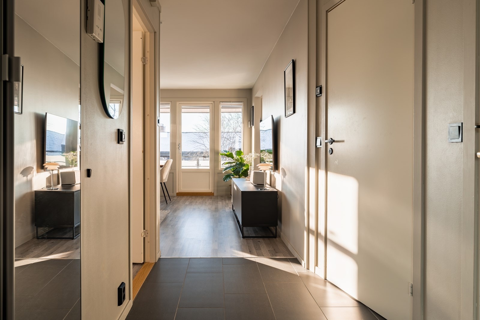 Gjennomgående malte, glatte dører og overflater som ble pusset opp i 2021/2022. Galleribilde