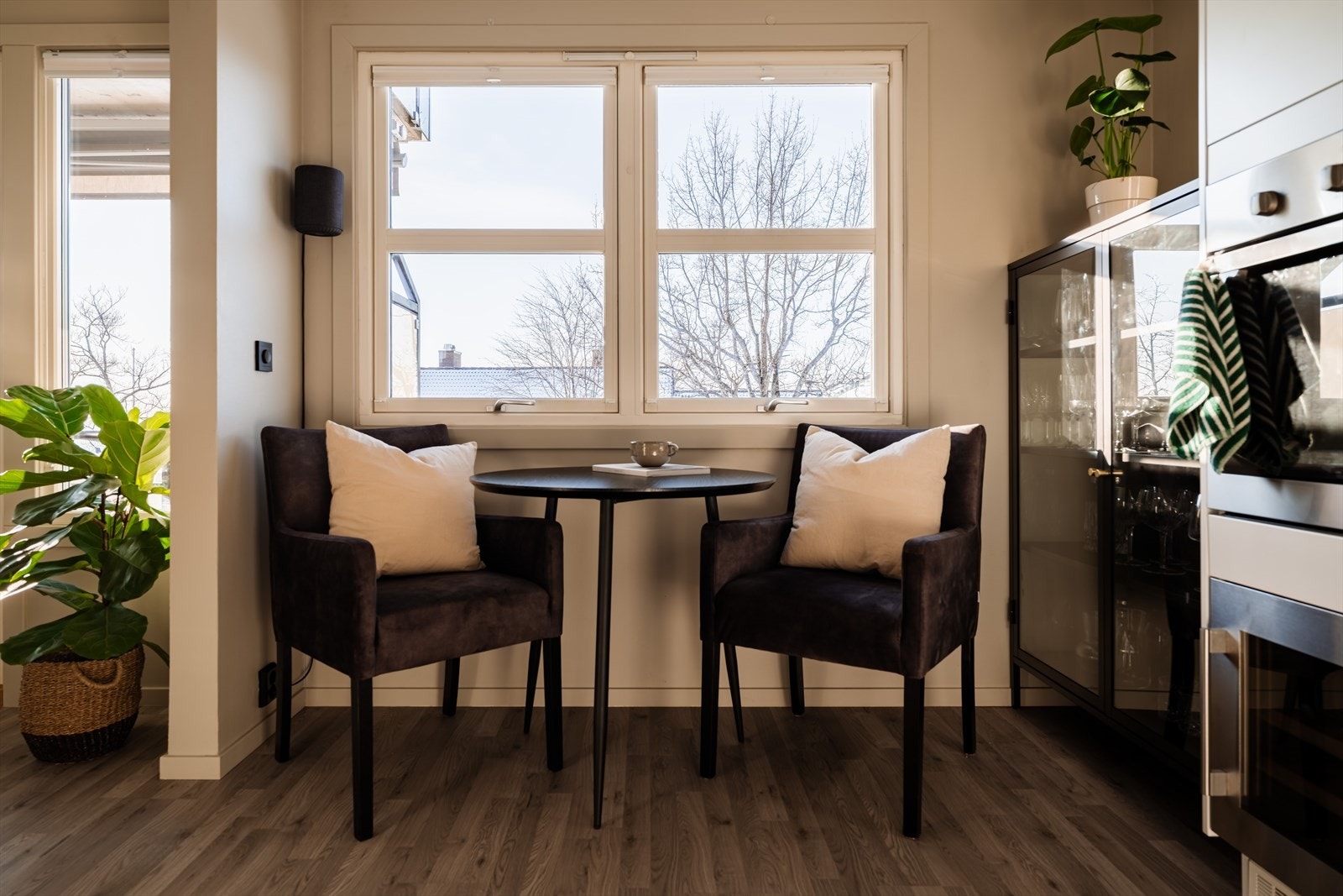 Vinduet på kjøkkenet gir godt med arbeidslys på dagtid. Galleribilde