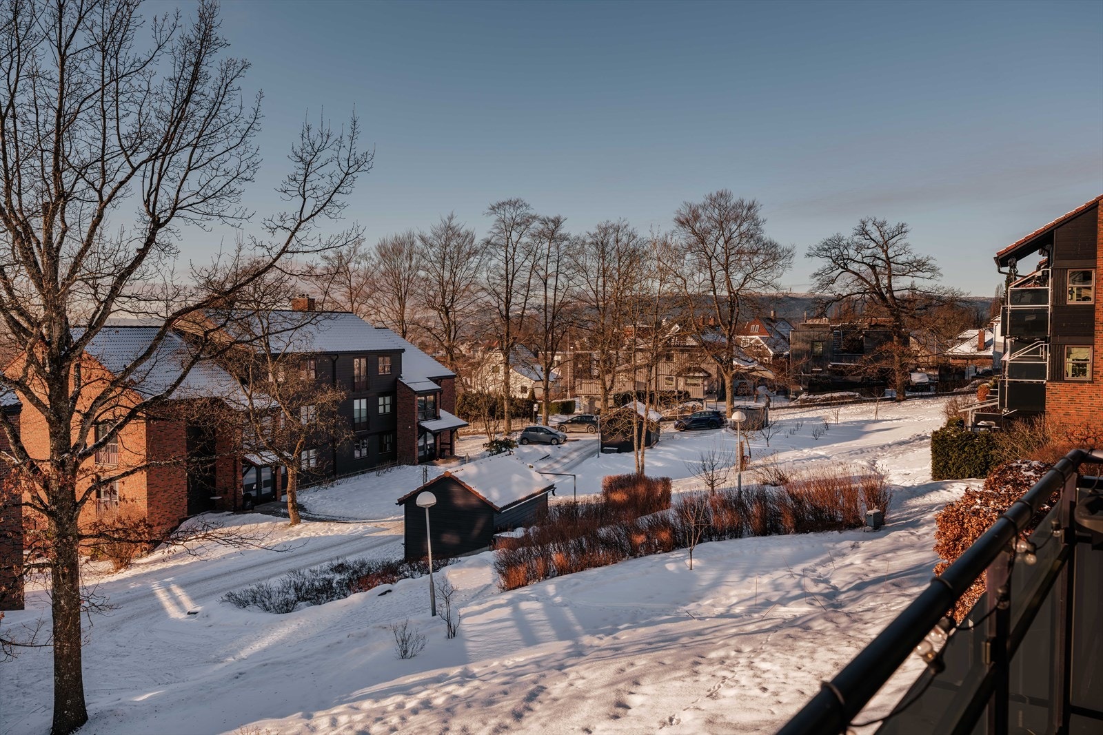 Beliggenheten gir umiddelbar nærhet til Nordmarka, med et nettverk av turstier rett utenfor døren. Galleribilde