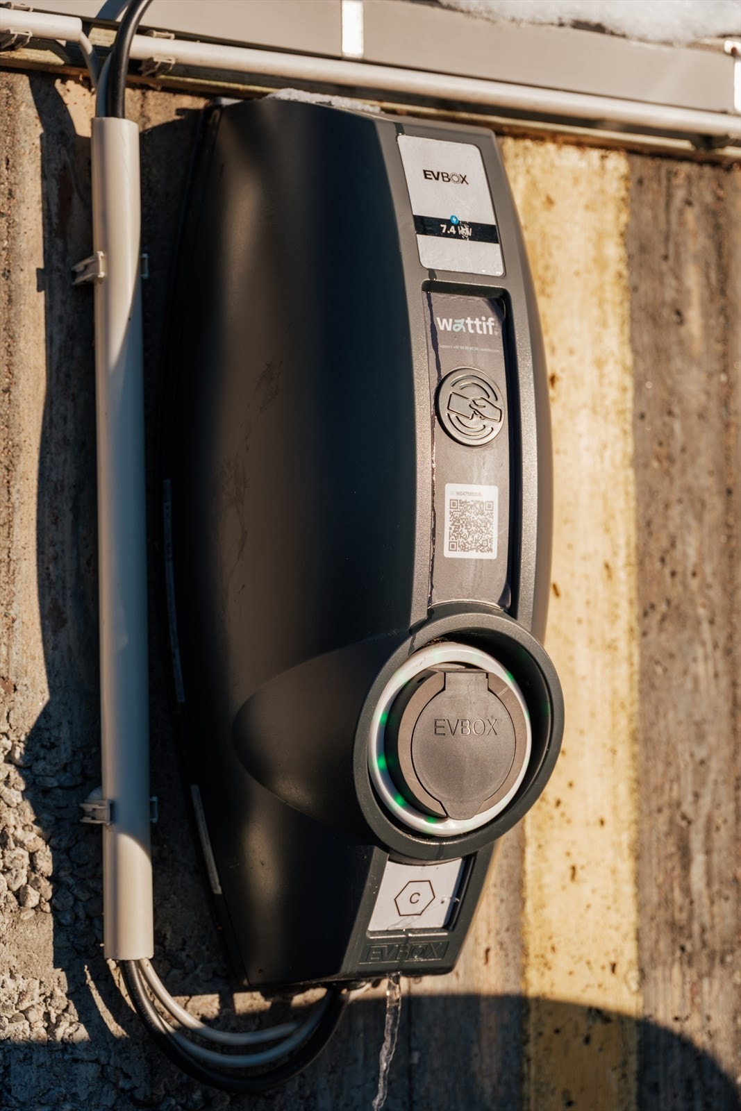 Parkeringsplassen er utstyrt med elbillader, noe som forenkler hverdagen for elbileiere. Galleribilde