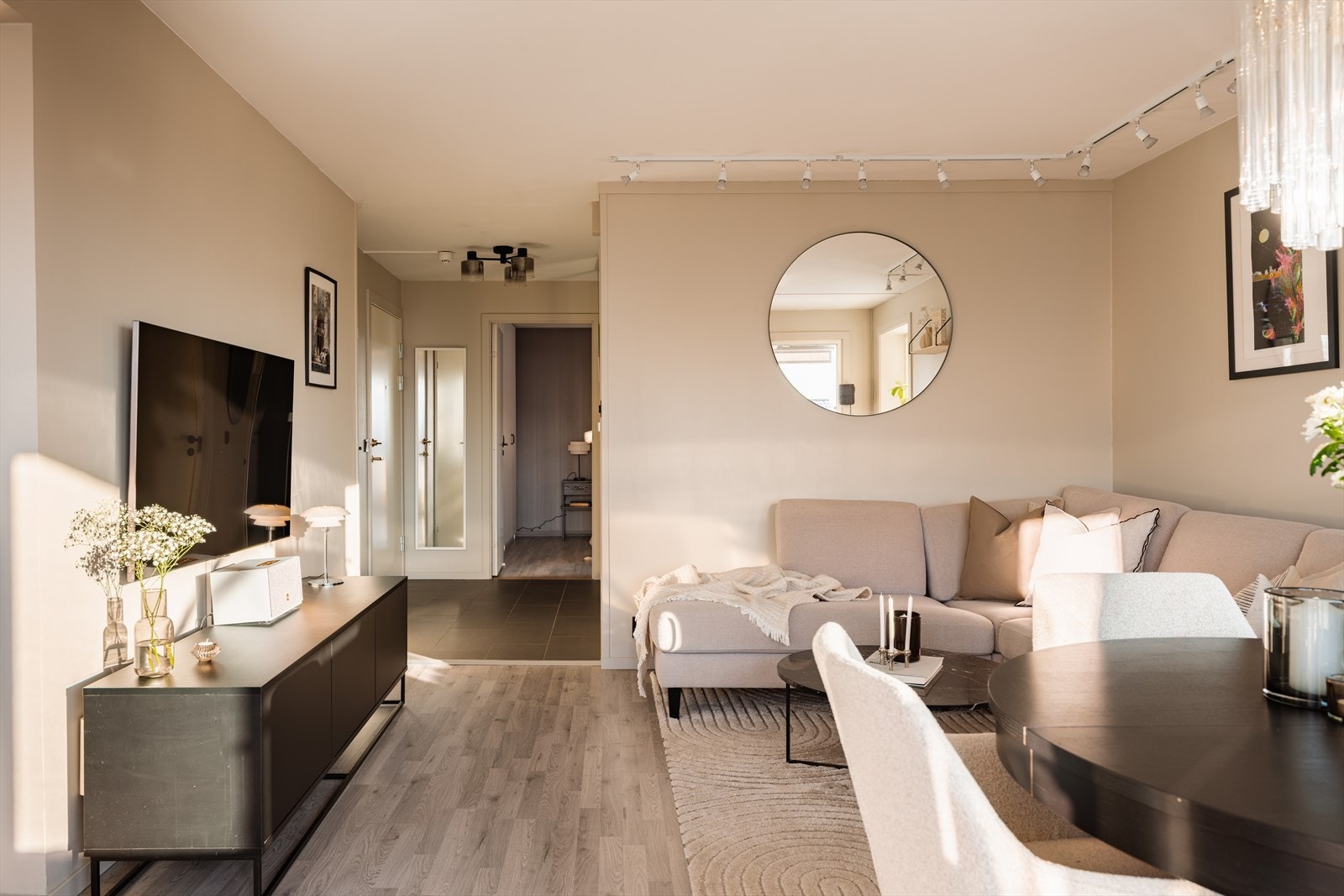 Stuen er et lyst og sosialt samlingspunkt. Galleribilde