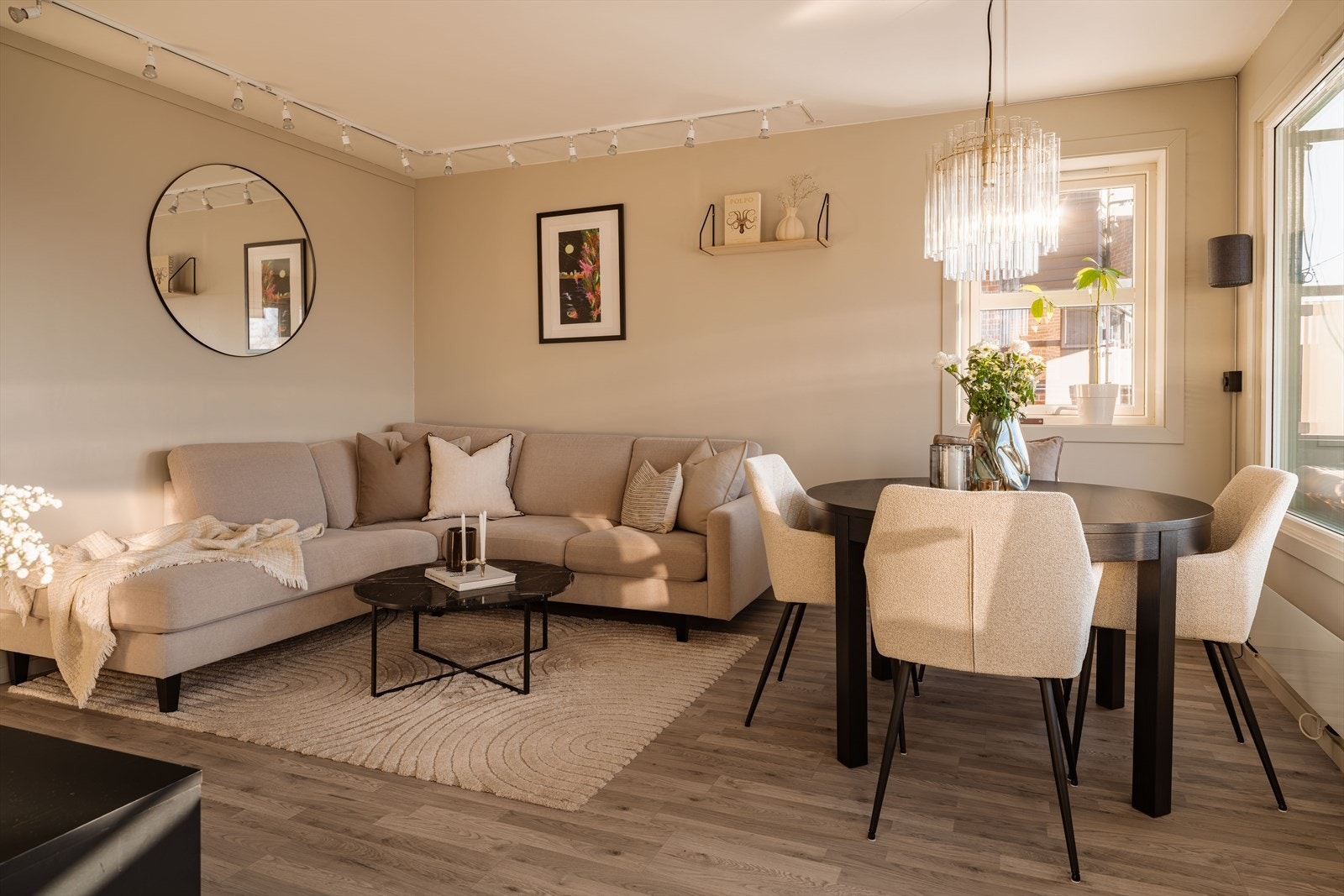 Stuen har god plass til både en romslig sofagruppe og et spisebord. Galleribilde