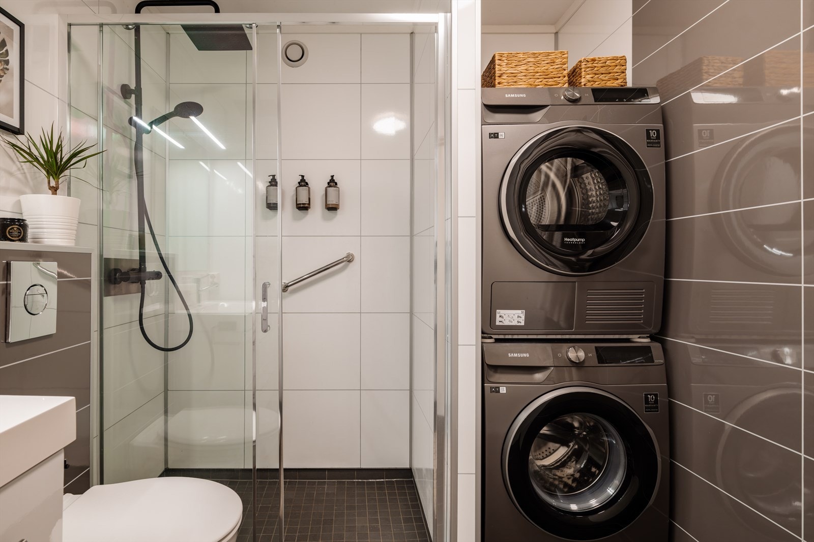 Her er det en praktisk dusjnisje og opplegg for vaskesøyle. Vaskemaskin og tørketrommel kan medfølge etter avtale Galleribilde