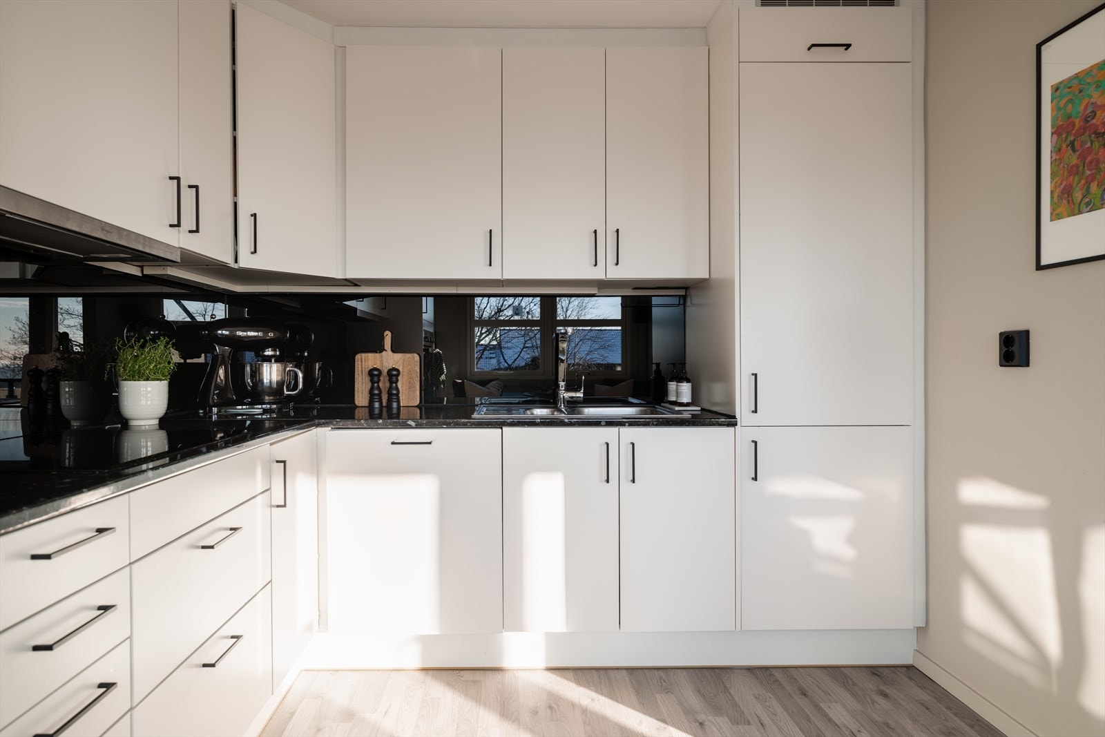 Godt med skap- og benkeplass gjør kjøkkenet både funksjonelt og lett å jobbe på. Galleribilde