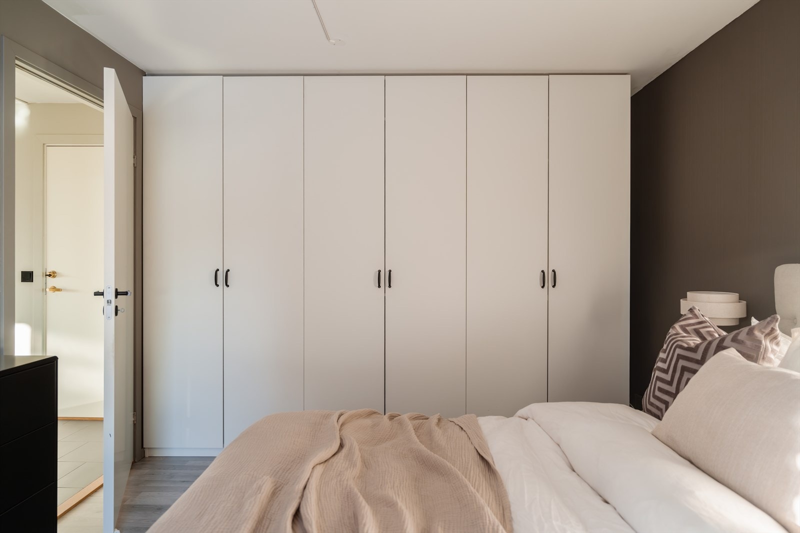 De slette, moderne skapdørene gir et ryddig og stilrent uttrykk. Galleribilde