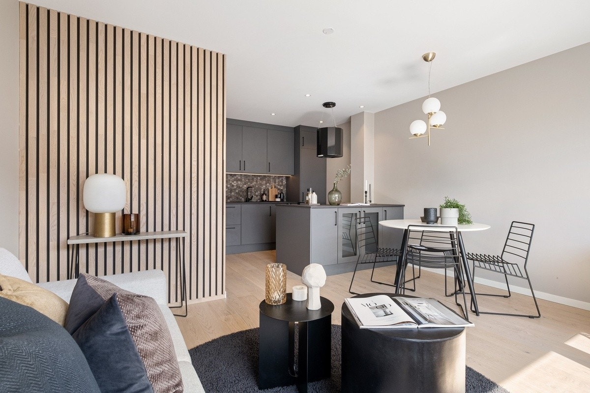 Stue mot kjøkken fra boligannonse Galleribilde