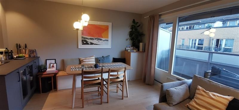 Spisebord med stoler og lagringsbenk Galleribilde