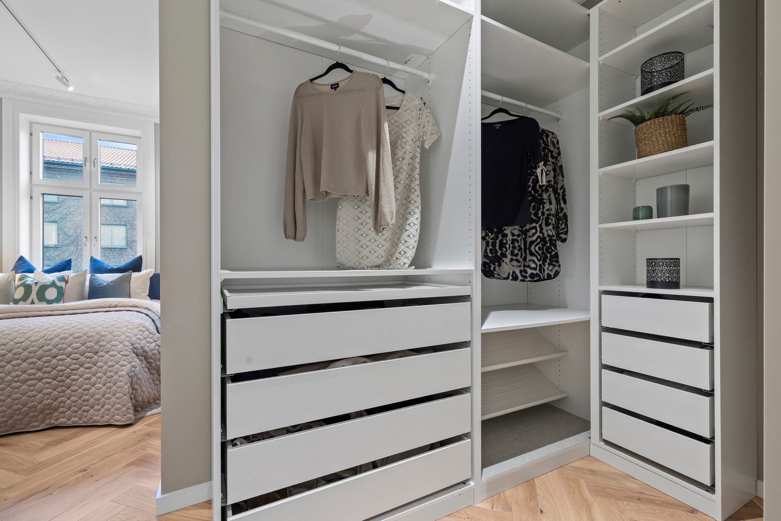 God plass til stor garderobe Galleribilde