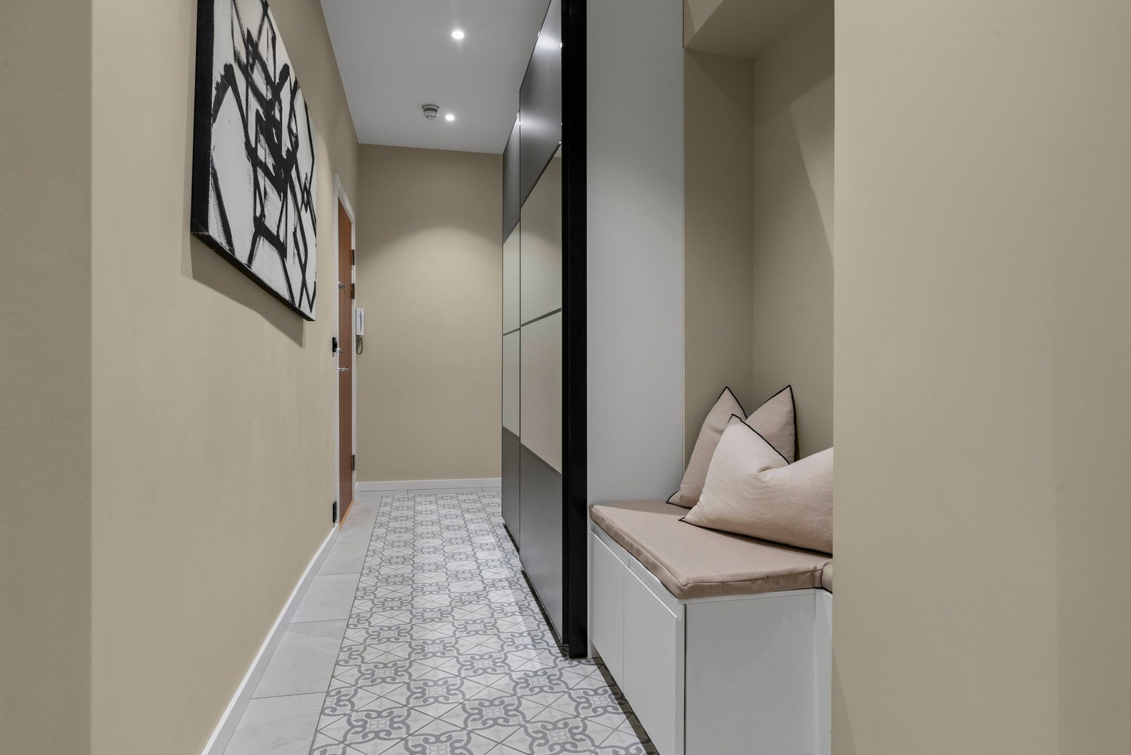 Entre med garderobe Galleribilde