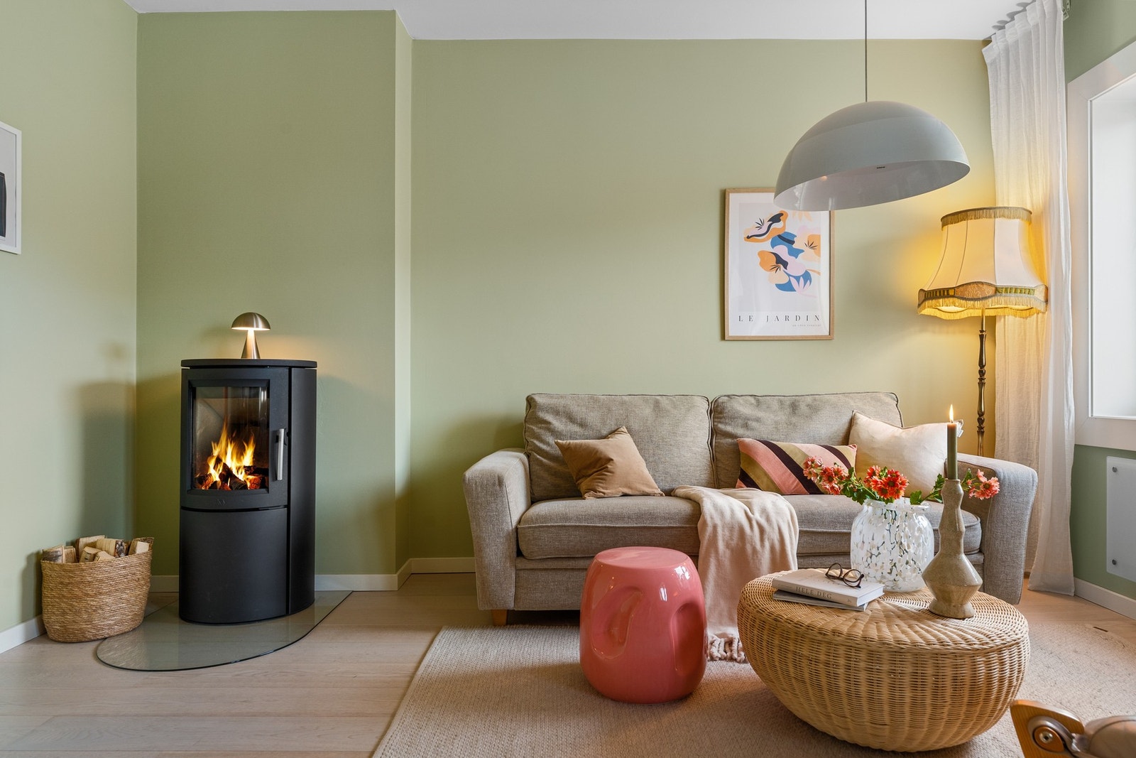 - Her er det rentbrennende vedovn som gir ekstra varme og hygge på kjølige dager - Galleribilde