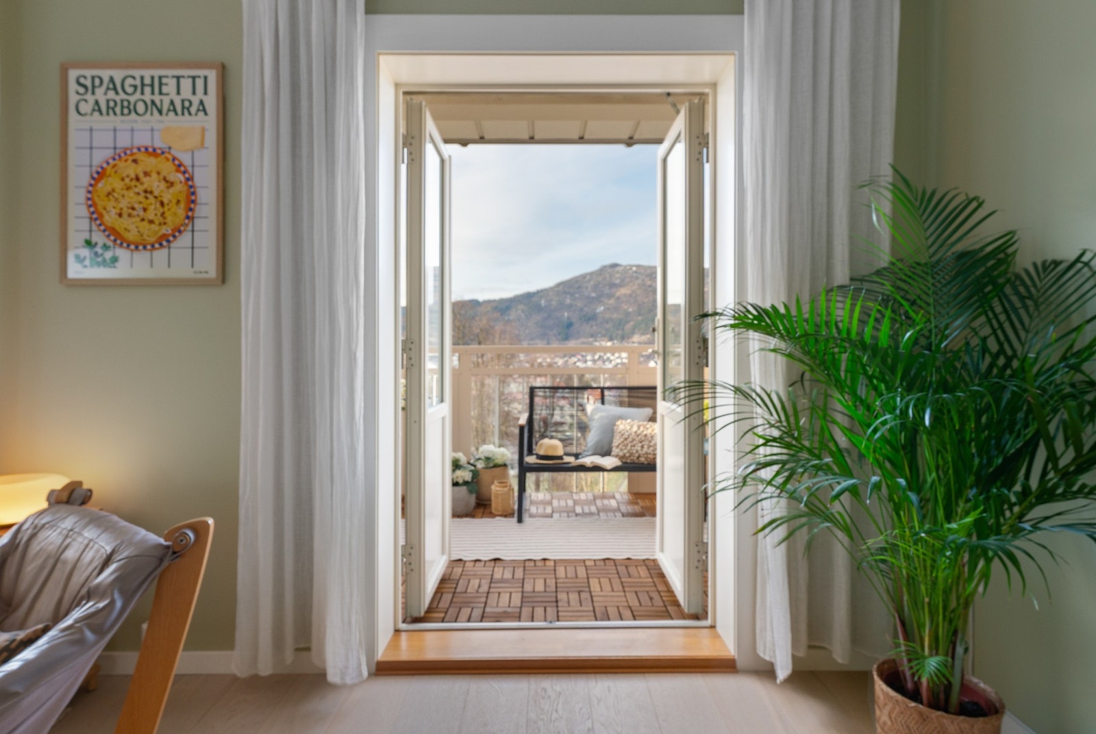 - Fra stuen er det utgang til balkong på ca. 5 m² - Galleribilde