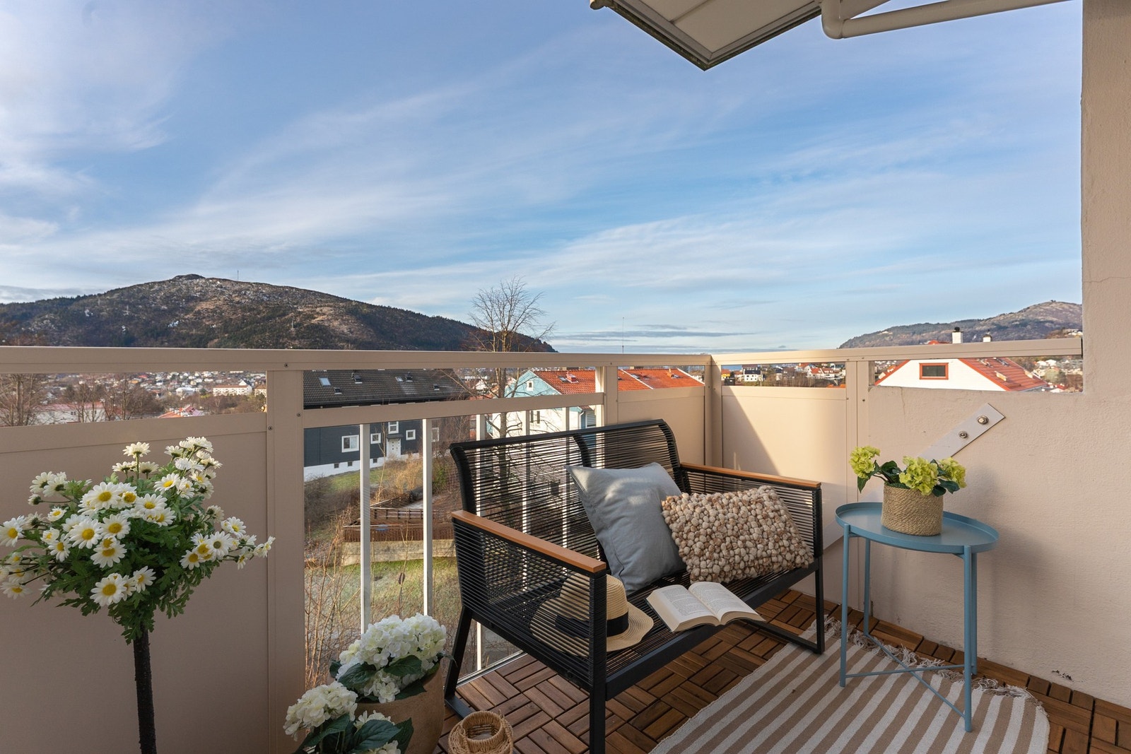 - Lys og trivelig 3-roms leilighet med hyggelig balkong og utsikt - Galleribilde