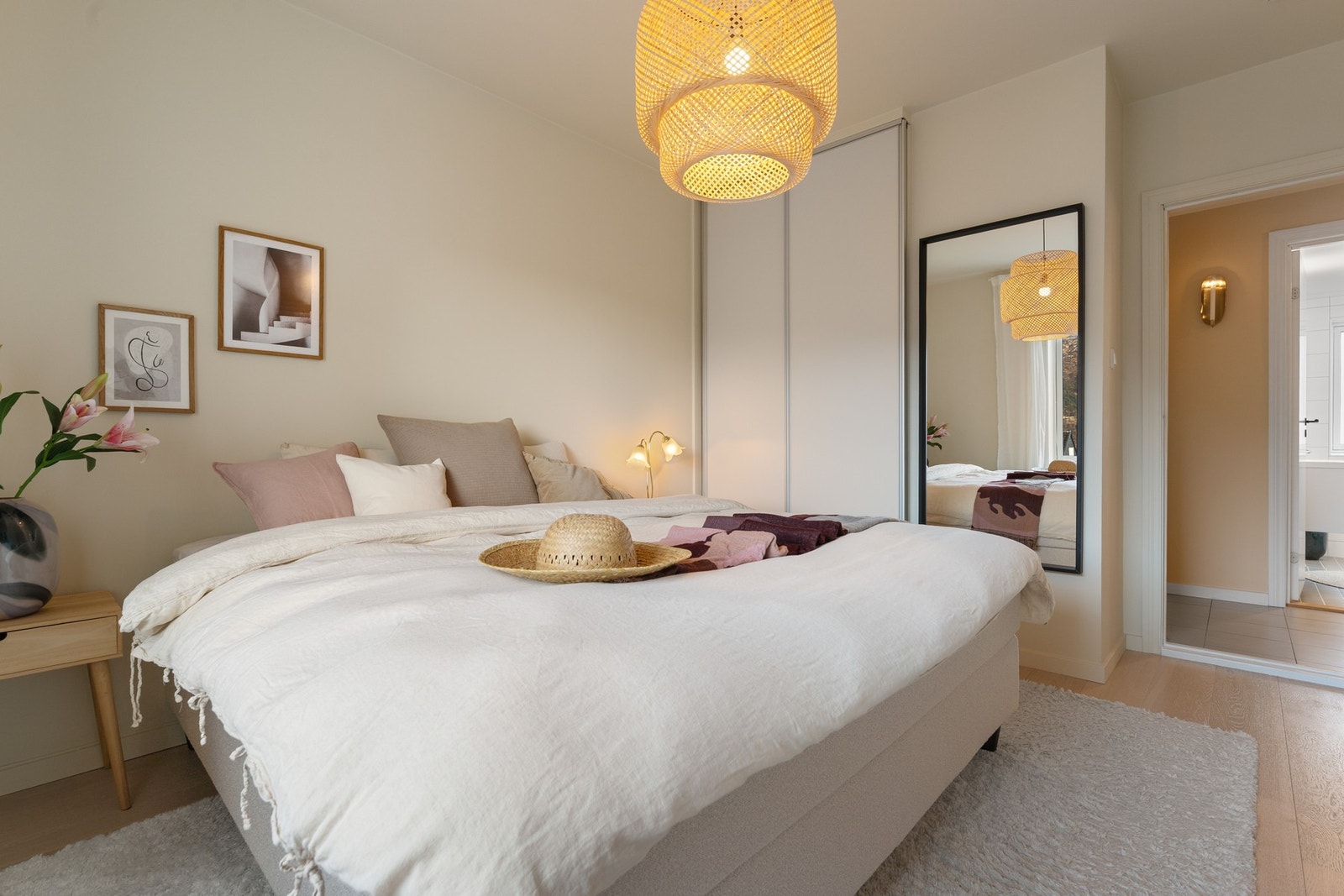 - Her er det god plass til ønsket møblement i tillegg til garderobe - Galleribilde