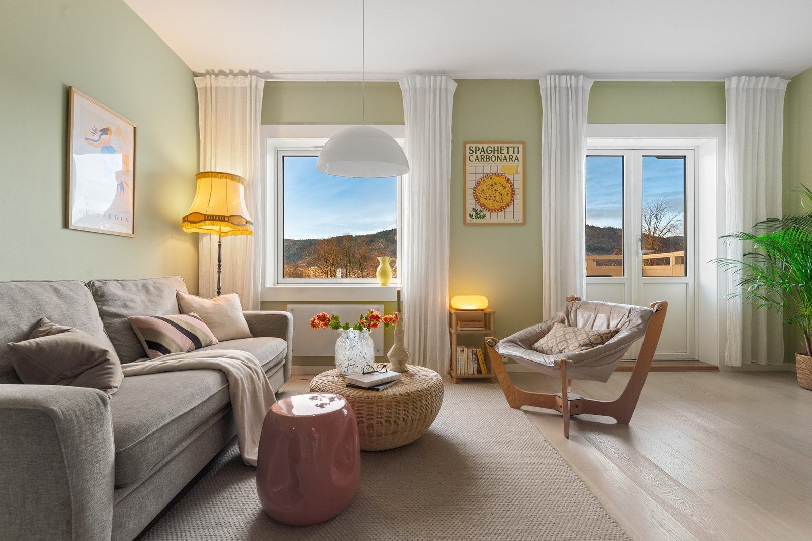 - Stuen har god plass til både sofagruppe og spisebord - Galleribilde