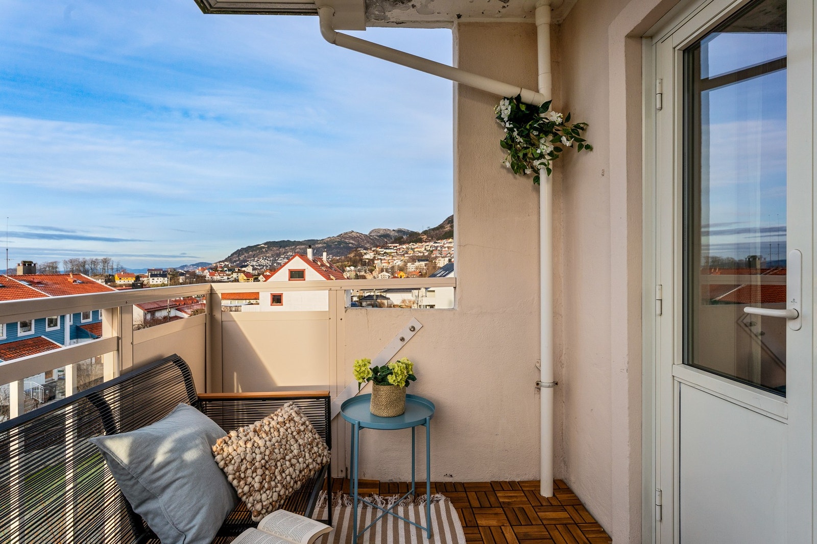 - Nyt sene sommerkvelder på denne solrike balkongen - Galleribilde