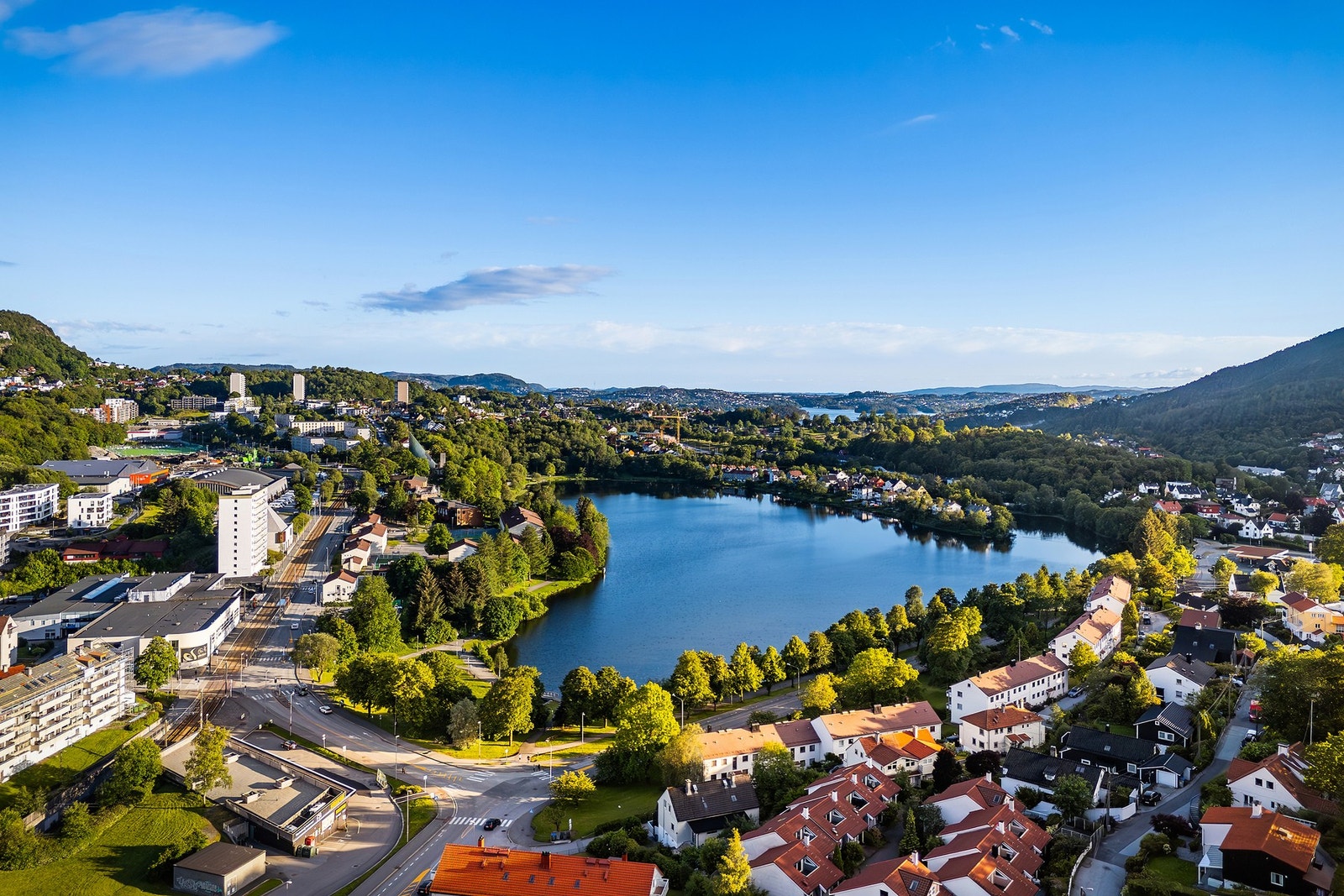 - Tveitevannet er bare en kort spasertur unna - Galleribilde