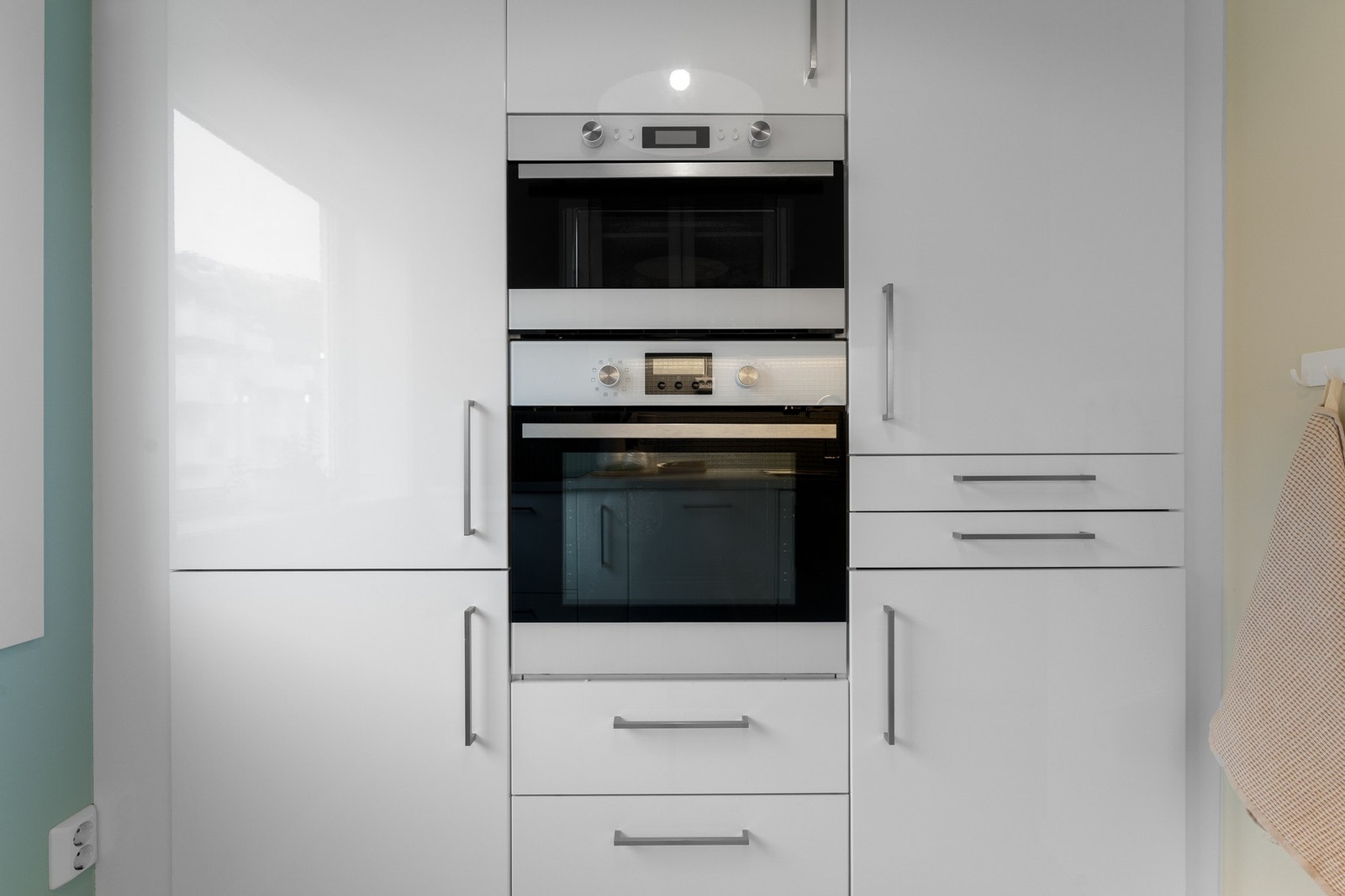 - Det er integrerte hvitevarer bestående av induksjonstopp, stekeovn, mikrobølgeovn, oppvaskmaskin og kombiskap for kjøl og frys - Galleribilde