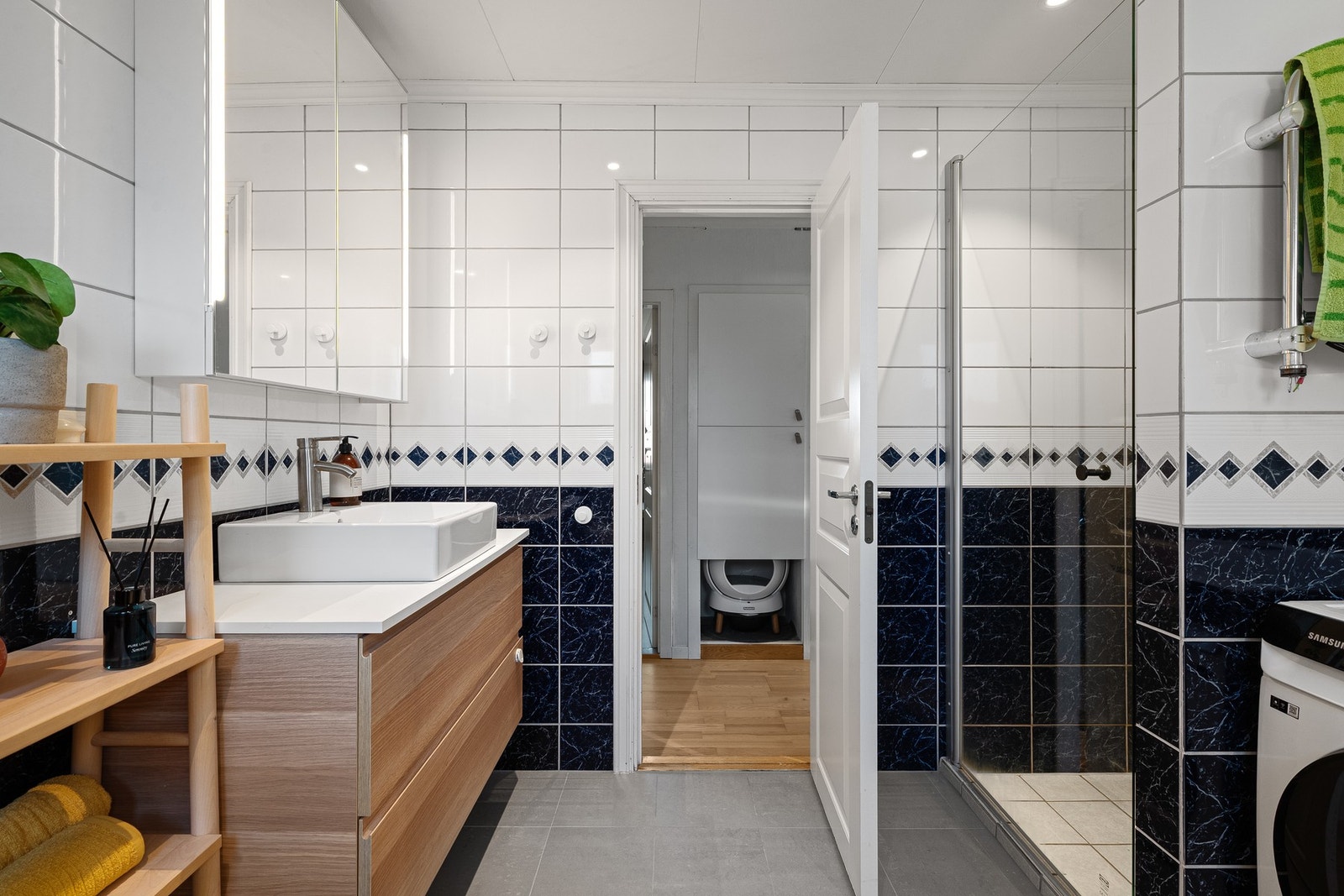 Badet kan skilte med både badekar og romslig dusjhjørne, samt opplegg for vaskemaskin. Galleribilde