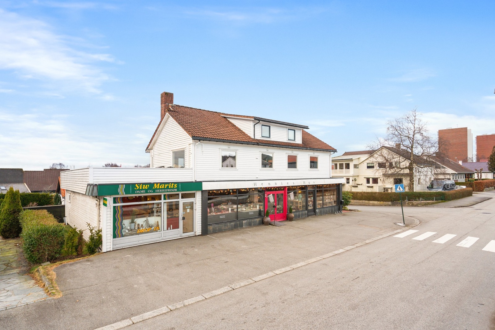 Fra boligen har man alt fra skoler, barnehager, dagligvare og busstopp en kort spasertur unna. Galleribilde