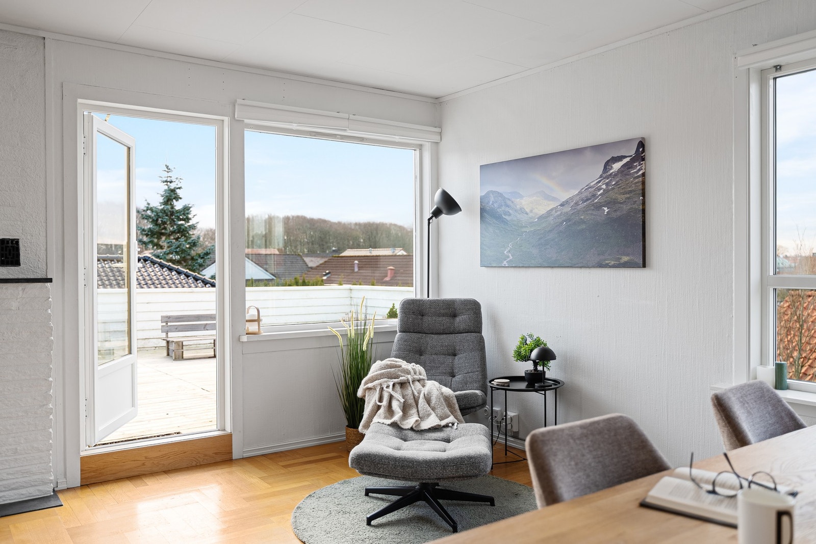 Fra stuen har man utgang til terrasse. Galleribilde