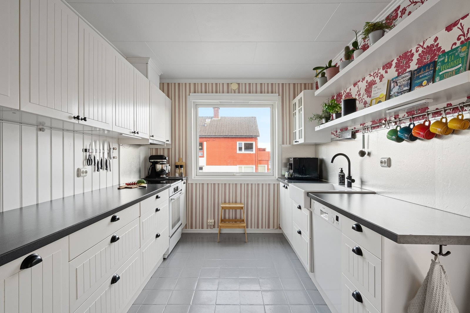 Kjøkkenet er adskilt fra stuen og har rikelig med skap- og benkeplass. Galleribilde