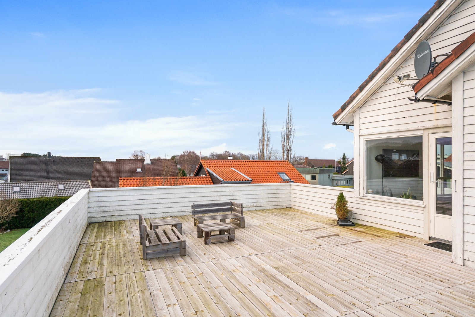 Terrassen er sør- og vestvendt med svært gode solforhold. Galleribilde