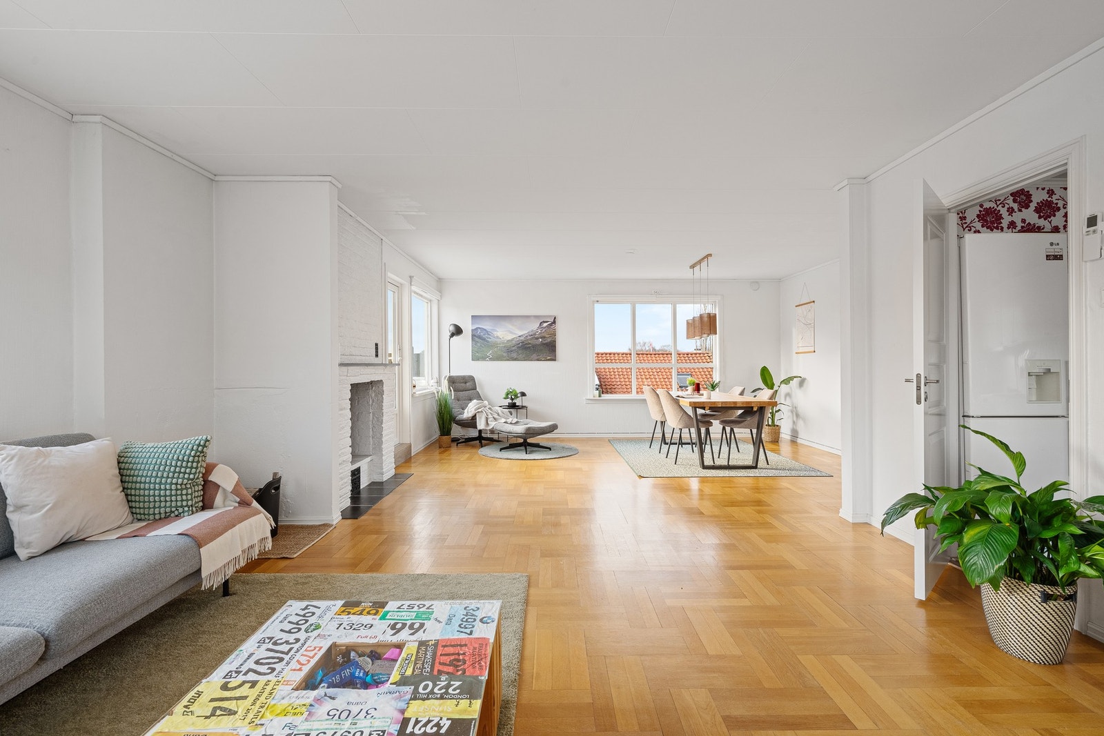 Stuen er av god størrelse og lar seg enkelt møblere i ulike soner. Galleribilde