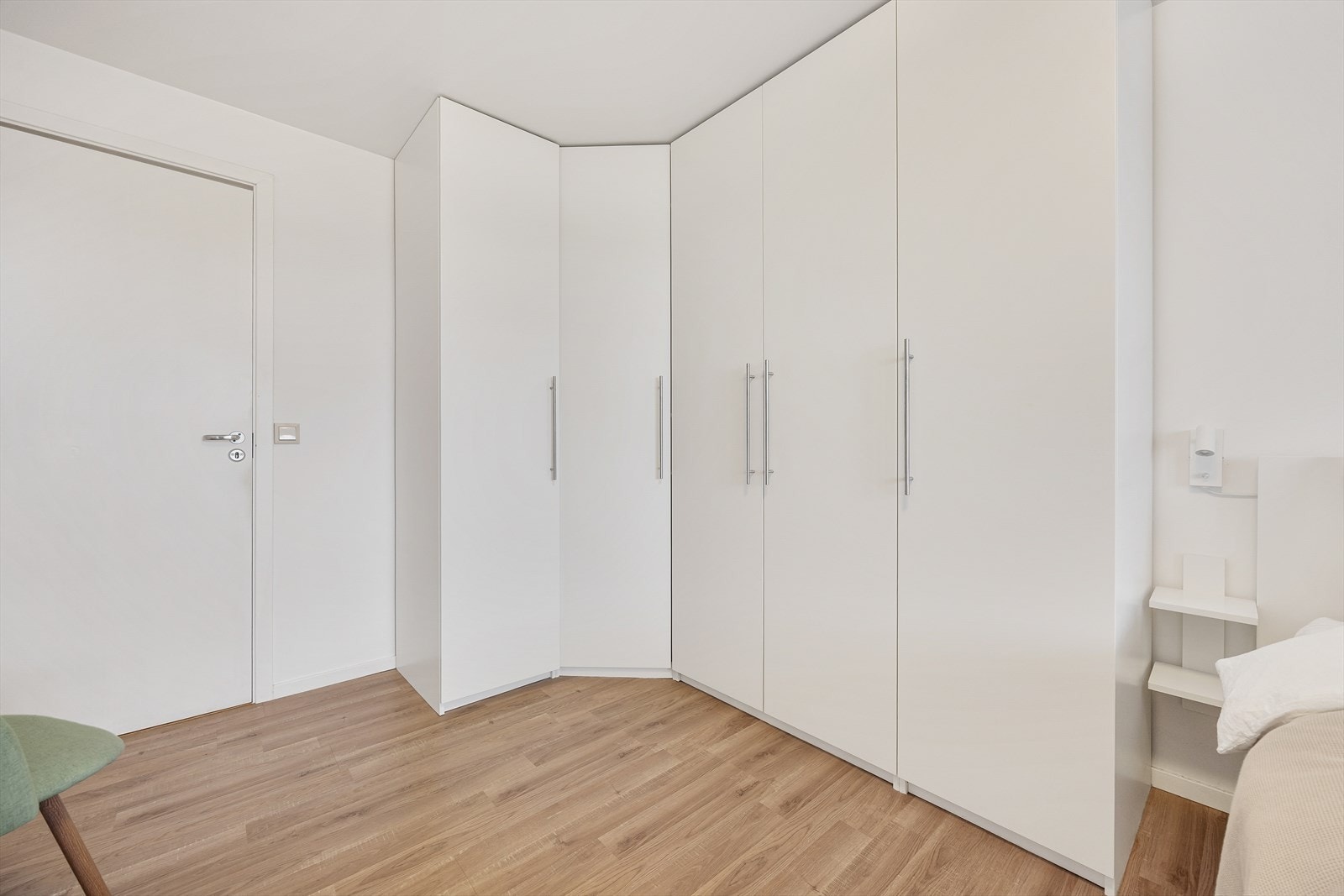 En smart hjørnegarderobe utnytter plassen i rommet optimalt. Galleribilde