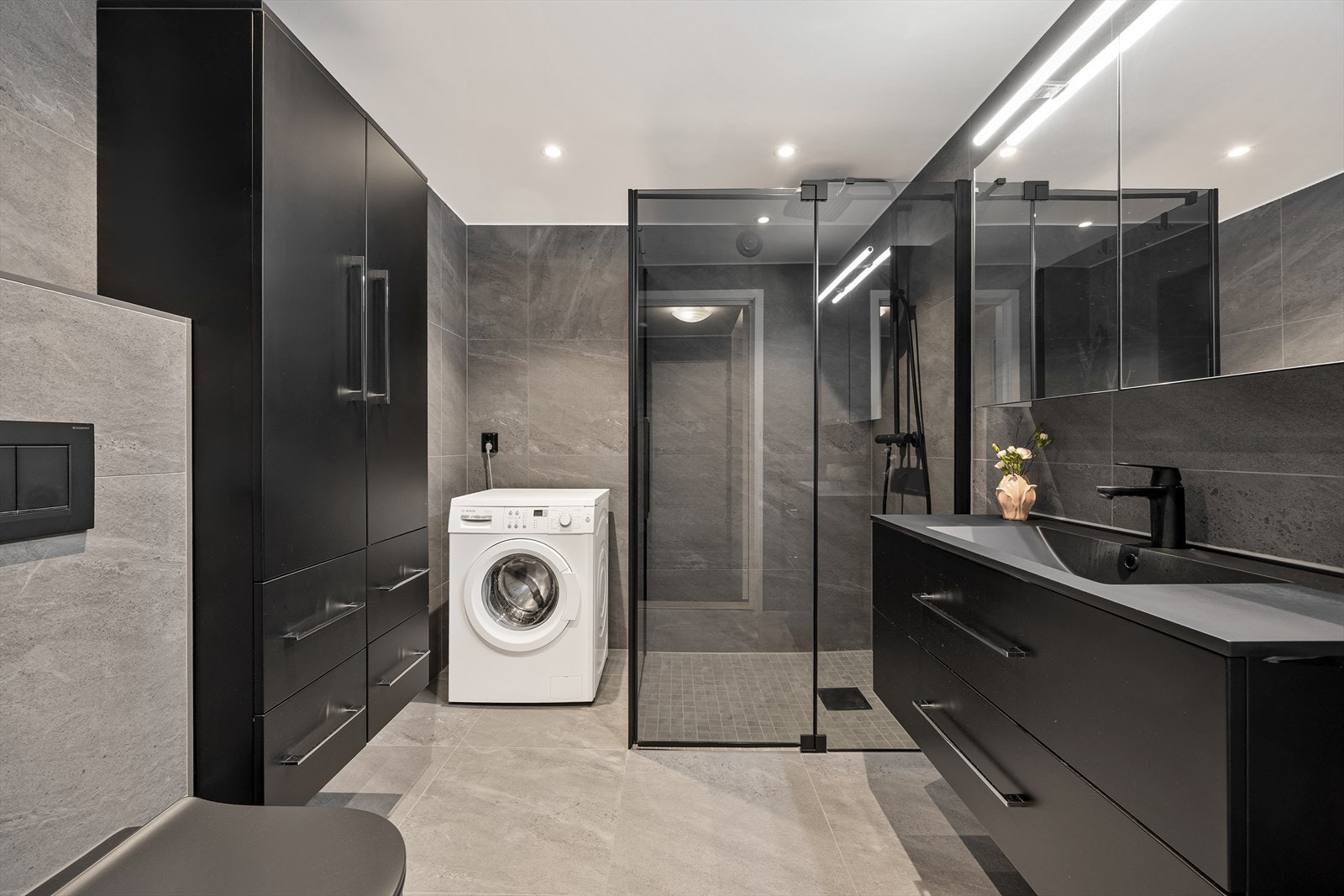 Badet ble pusset opp i 2022 og har flislagte overflater og varmekabler i gulvet for ekstra komfort. Det er opplegg for vaskemaskin. Galleribilde