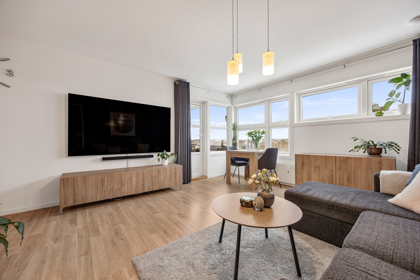 Stuen har store vindusflater som slipper inn rikelig med dagslys inn i stuen. Galleribilde