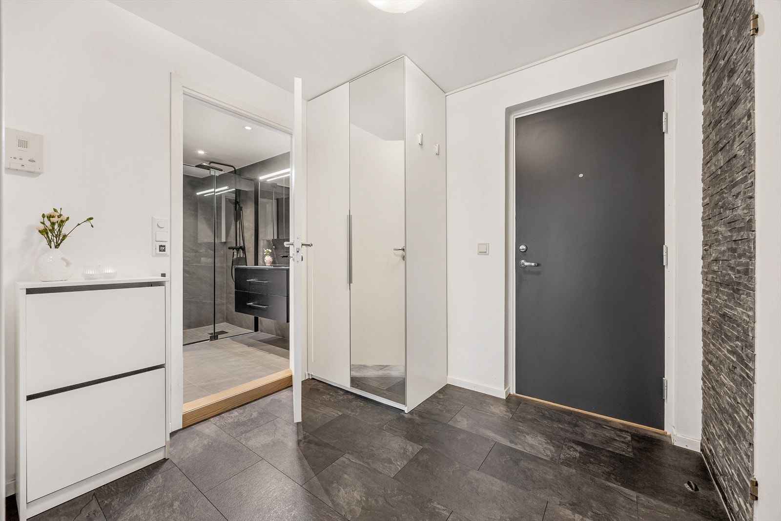 En brann- og lydklassifisert entrédør fra 2019 sikrer adkomsten til leiligheten. Galleribilde