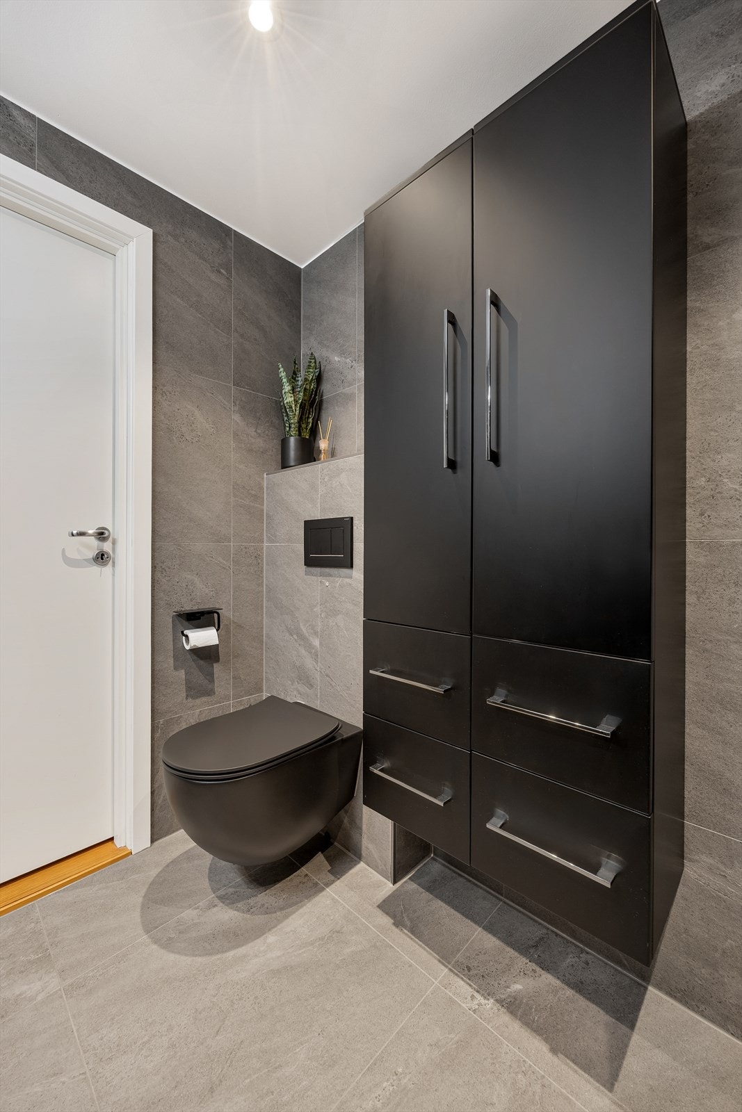 Badet er utstyrt med vegghengt toalett og et praktisk høyskap for god oppbevaring. Galleribilde