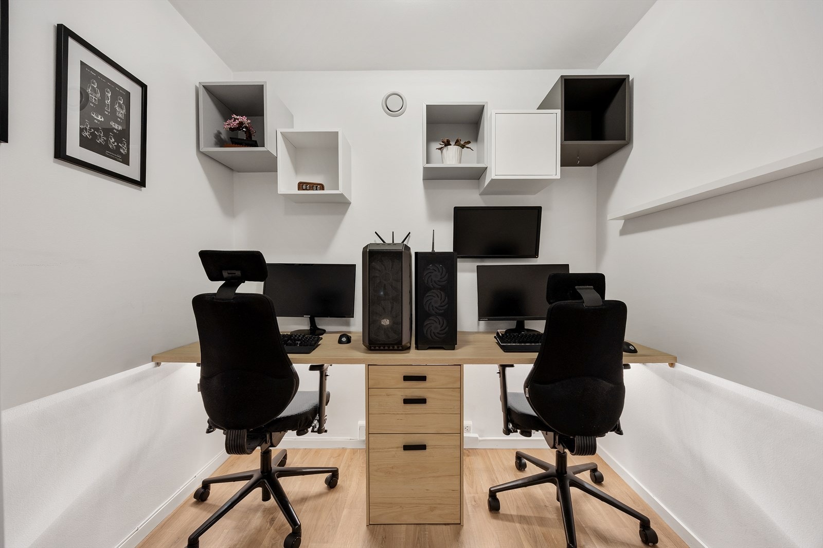 Den innvendige boden gir fleksible bruksmuligheter, her vist som hjemmekontor. Galleribilde