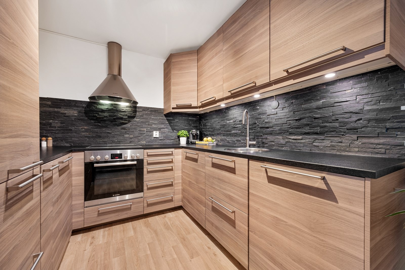 Kjøkkenet er utstyrt med kullfilterventilator, og det er mekanisk avtrekk bak hetten. Galleribilde