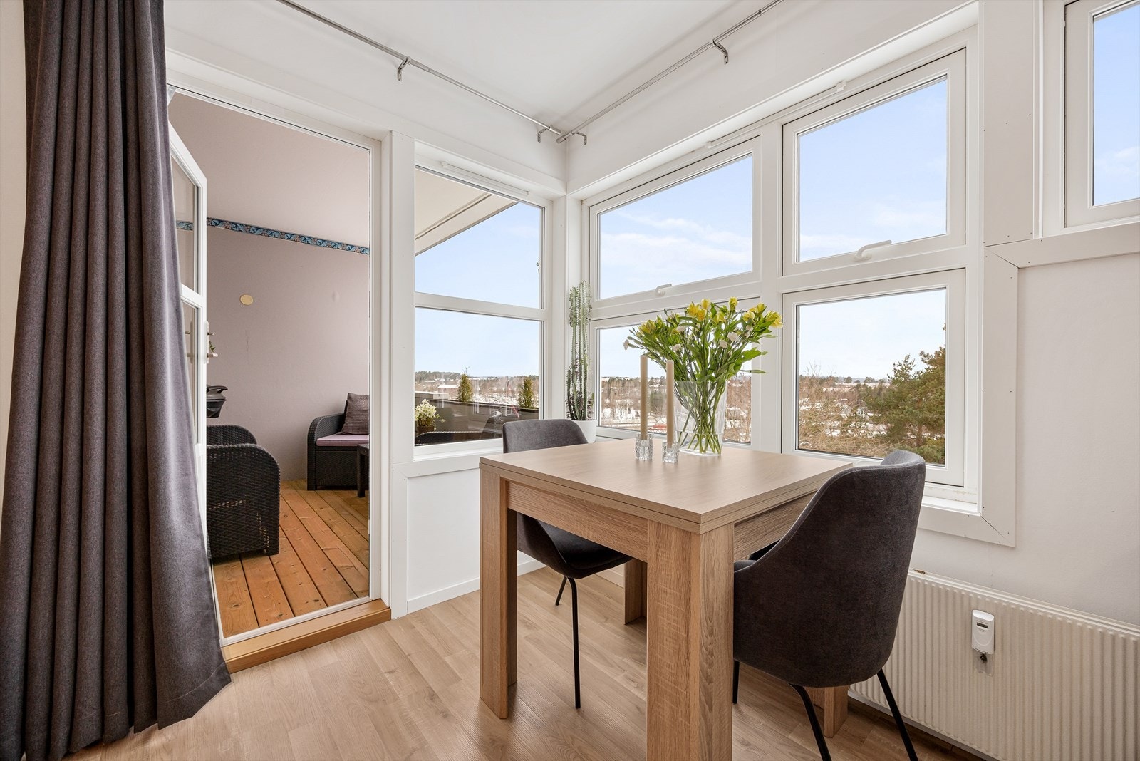 Spiseplassen er praktisk plassert ved vinduene, med nærhet til både kjøkken og balkong. Galleribilde