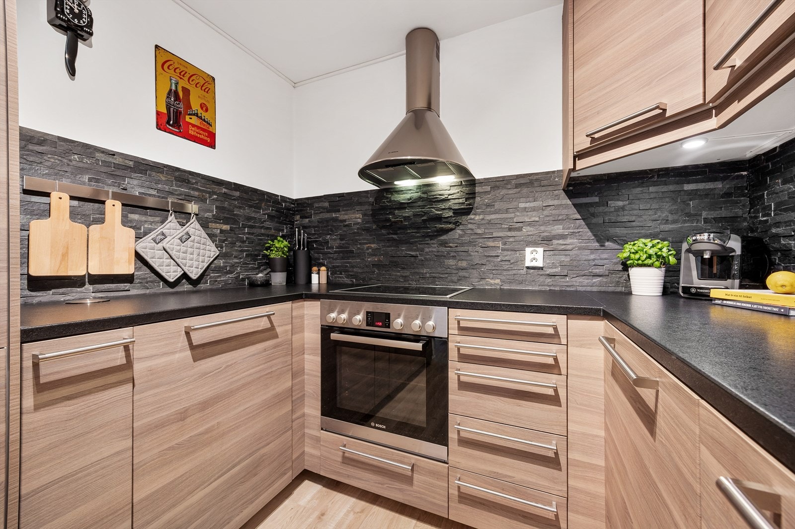 Kjøkkenet har integrerte hvitevarer som platetopp, stekeovn, kjøl/frys og oppvaskmaskin. Galleribilde