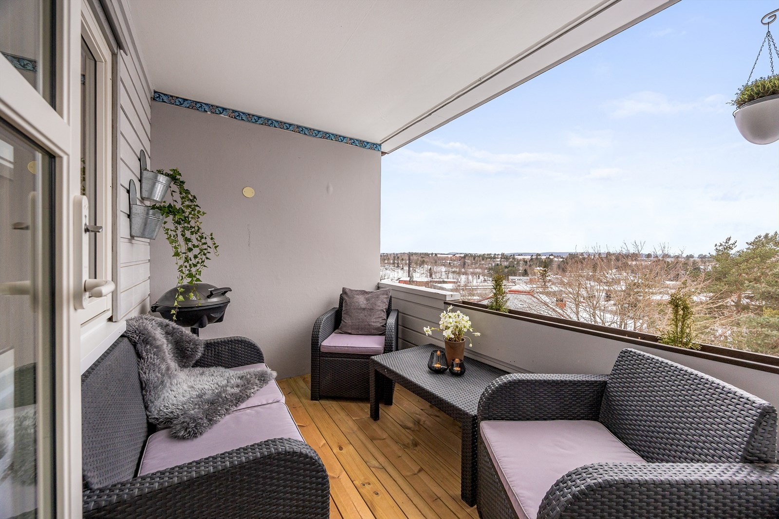 Balkongen på 5 m² er bygget i betongkonstruksjon og har god plass til en sittegruppe. Galleribilde