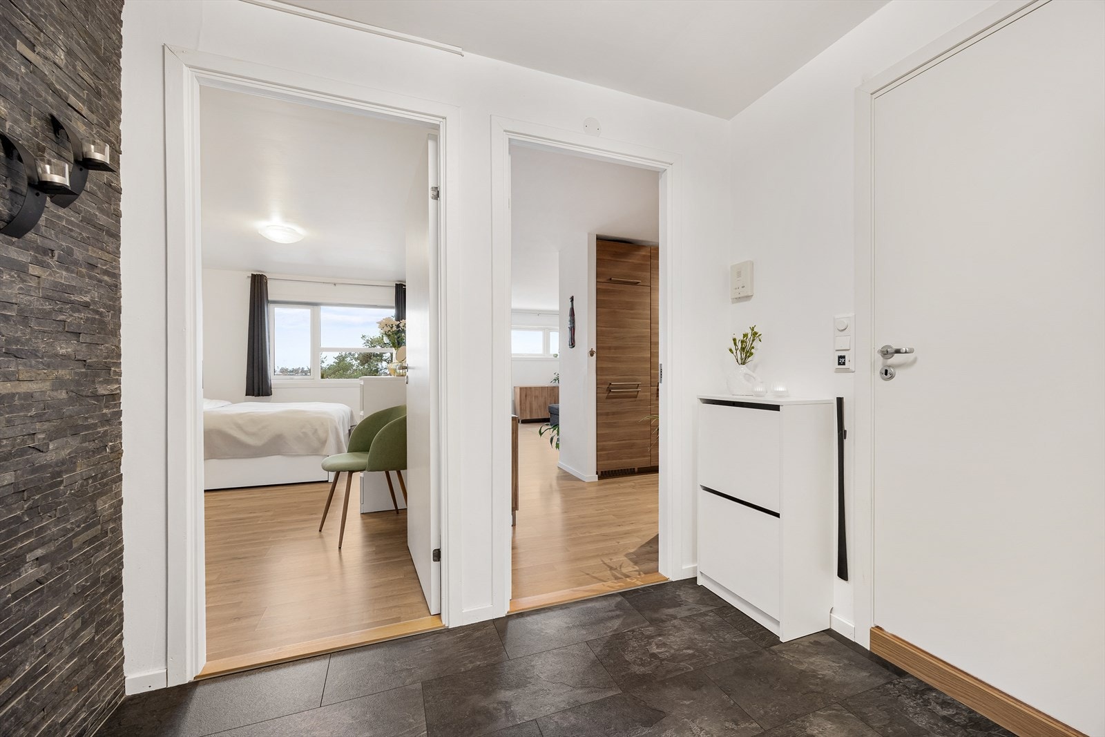 Entréen gir adkomst til bad, bod, soverom og det åpne stue- og kjøkkenområdet. Galleribilde