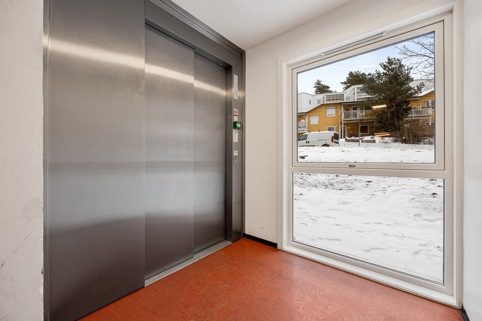 Bygget har heis, som gir enkel og trinnfri adkomst til leiligheten i 4. etasje. Galleribilde