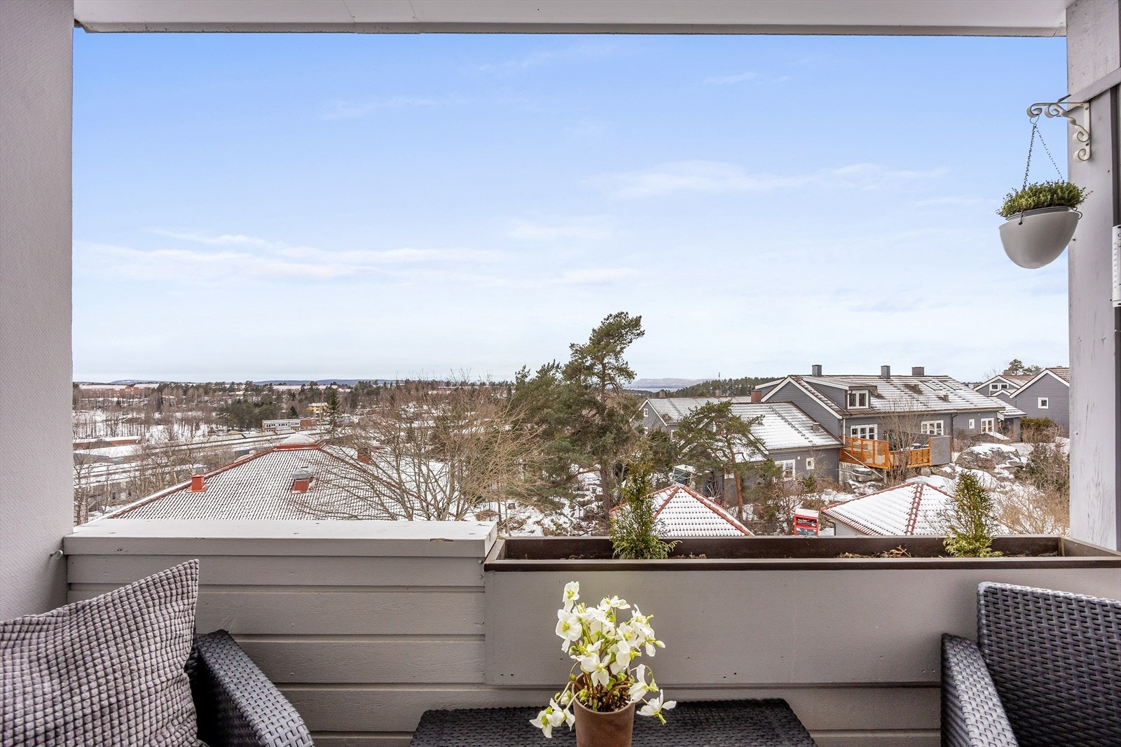 Balkongen kan fungere som en fin forlengelse av stuen på varme dager. Galleribilde