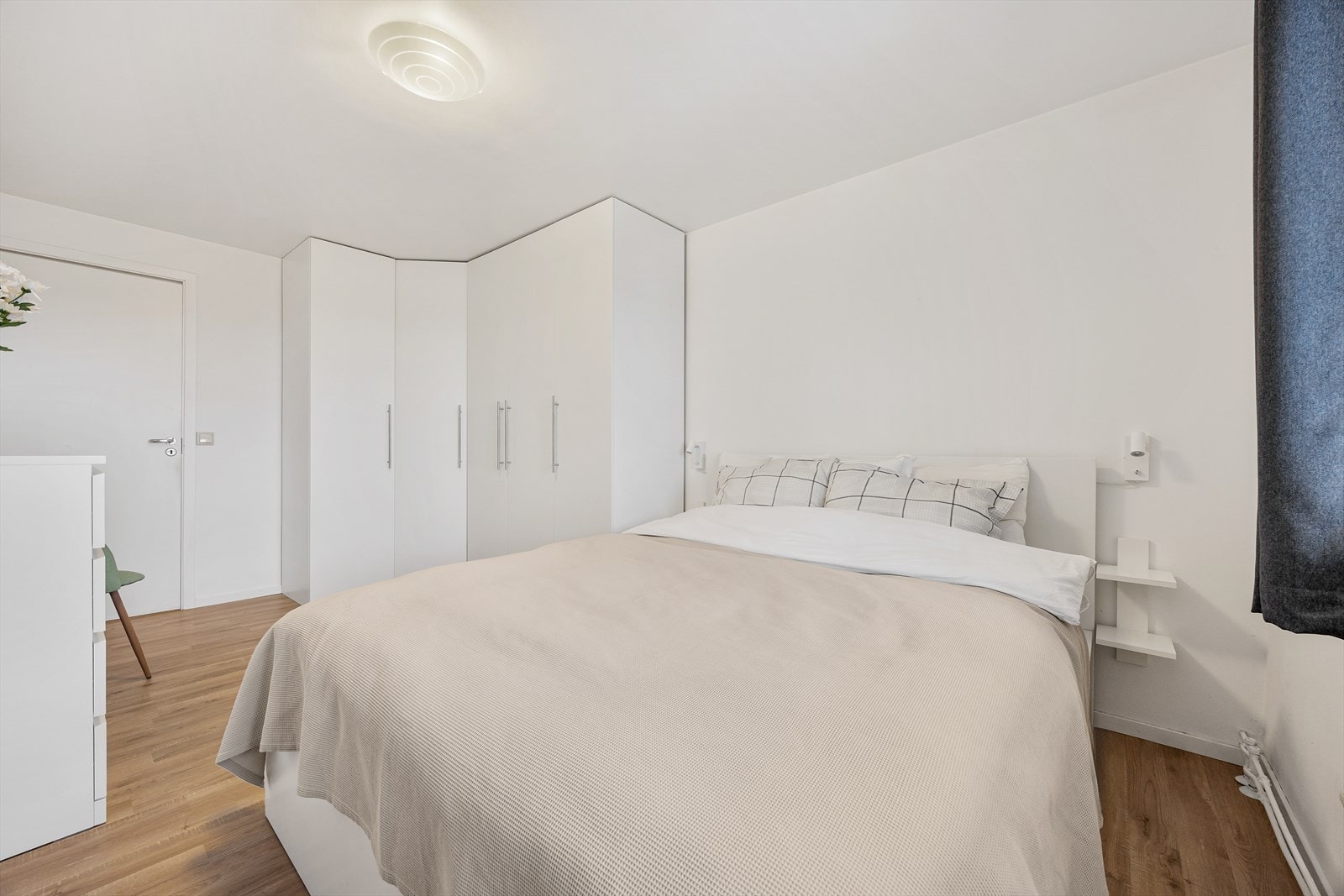 Soverommet er tilgjengelig fra entré og har plass til dobbeltseng og garderobeløsning. Galleribilde