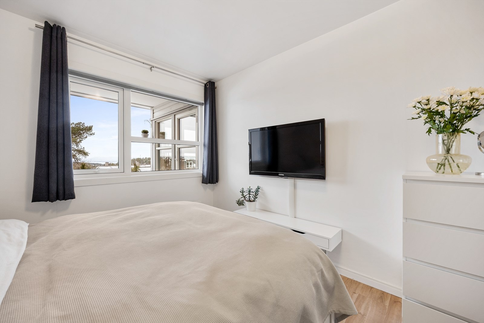 Vinduet på soverommet slipper inn rikelig med naturlig dagslys. Galleribilde