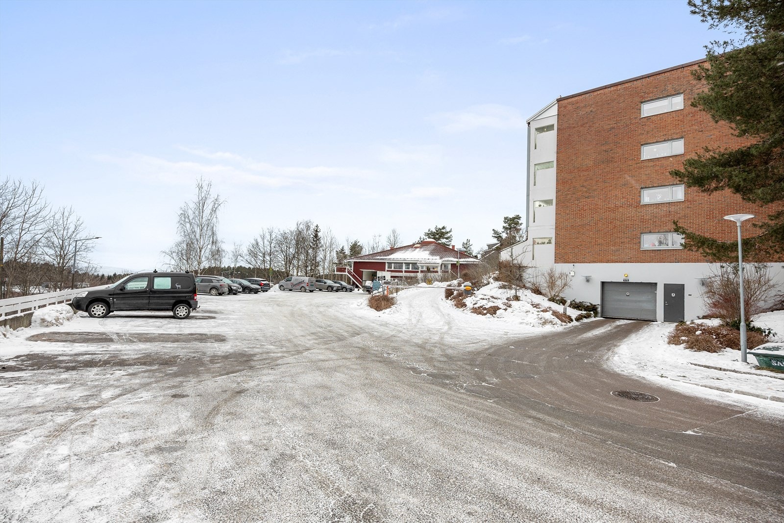 Hverdagslogistikken er enkel med Rema 1000, med Post i butikk, en kort spasertur fra boligen. Galleribilde