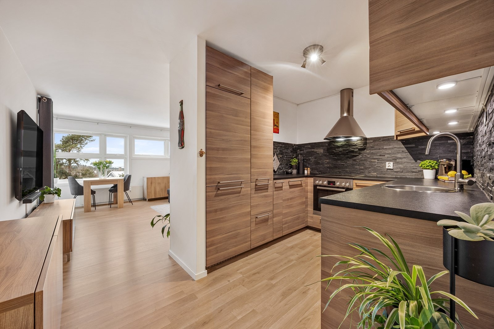 Kjøkkenet er en del av den delvis åpne løsningen, med god arbeidsflyt og nærhet til stuen. Galleribilde