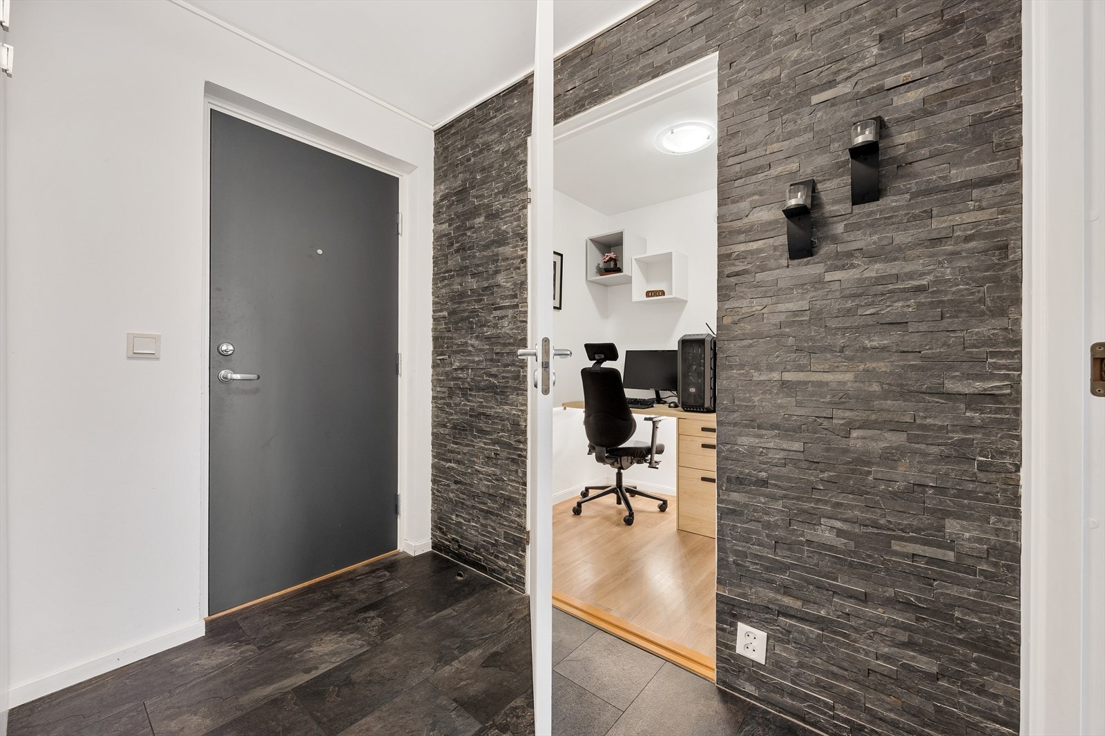 Fra entréen er det adkomst til en praktisk innvendig bod. Galleribilde