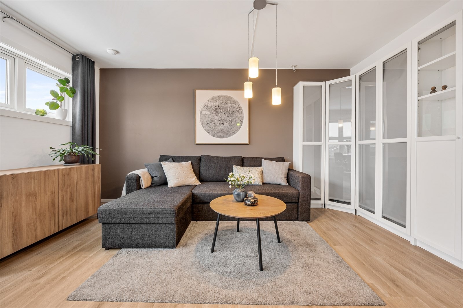 Stuen har gjennomgående laminatgulv og malte flater, med en takhøyde målt til ca. 2,36 meter. Galleribilde